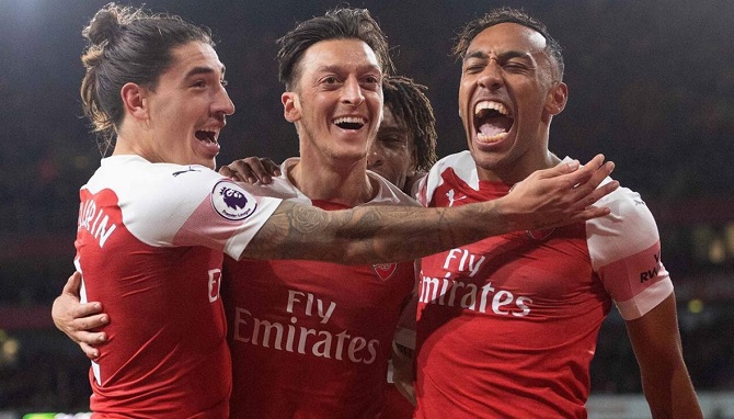 Arsenal's Mesut Ozil Stars In Comeback Win Over Leicester