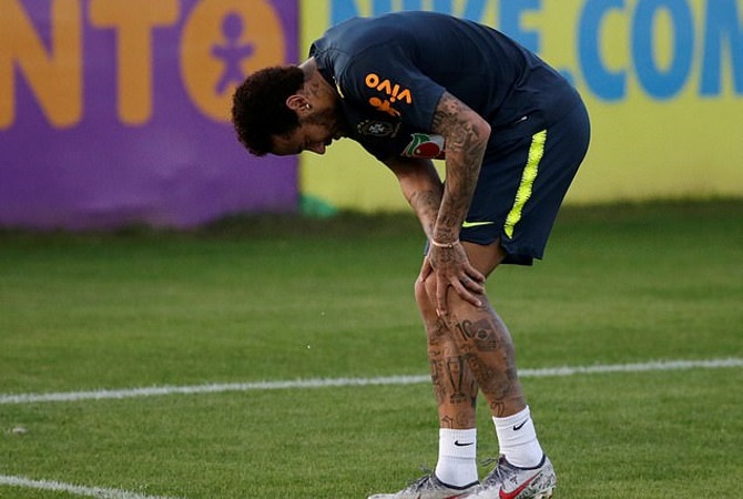Neymar Injures Knee In Brazil Training