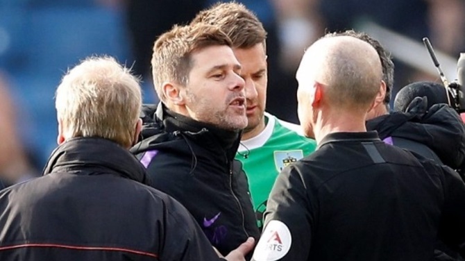Pochettino Admits He Owes Referee Mike Dean An Apology