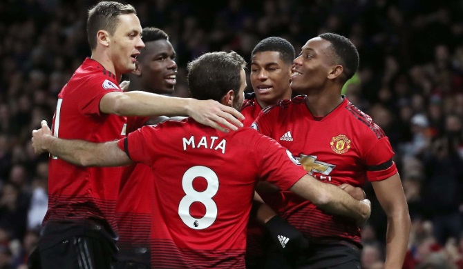 MAN UNITED SURVIVE LATE SCARE TO BEAT EVERTON 2-1