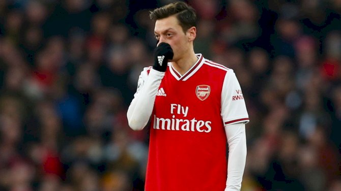 Carragher Criticizes Ozil For Refusing Arsenal Pay Cut