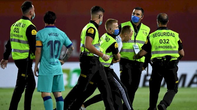 La Liga Authorities To Prosecute Pitch Invader In Mallorca-Barcelona Game