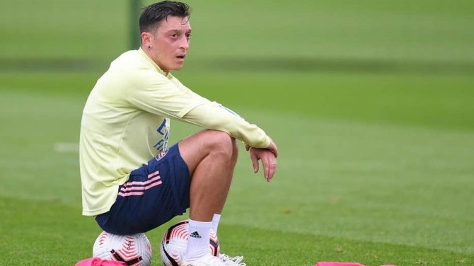 Arsenal Omit Ozil From Premier League Squad