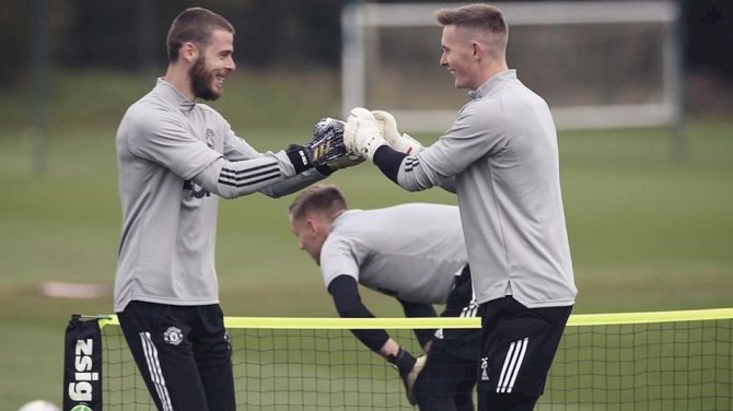 Gary Neville Urges Solskjaer To Choose Between De Gea And Henderson As Number One