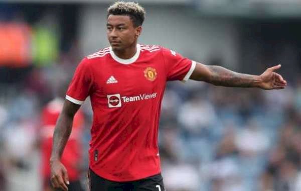 Premier League Newcomers Nottingham Forest Snap Lingard On One-Year Deal