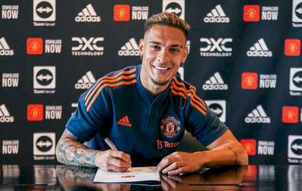 Official: Antony Completes €90m Move To Manchester United
